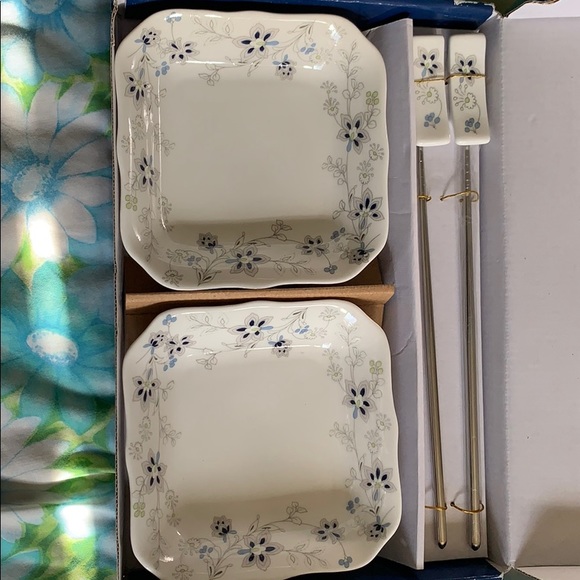 Two small dishes w/chopsticks & chopstick set - Picture 2 of 2